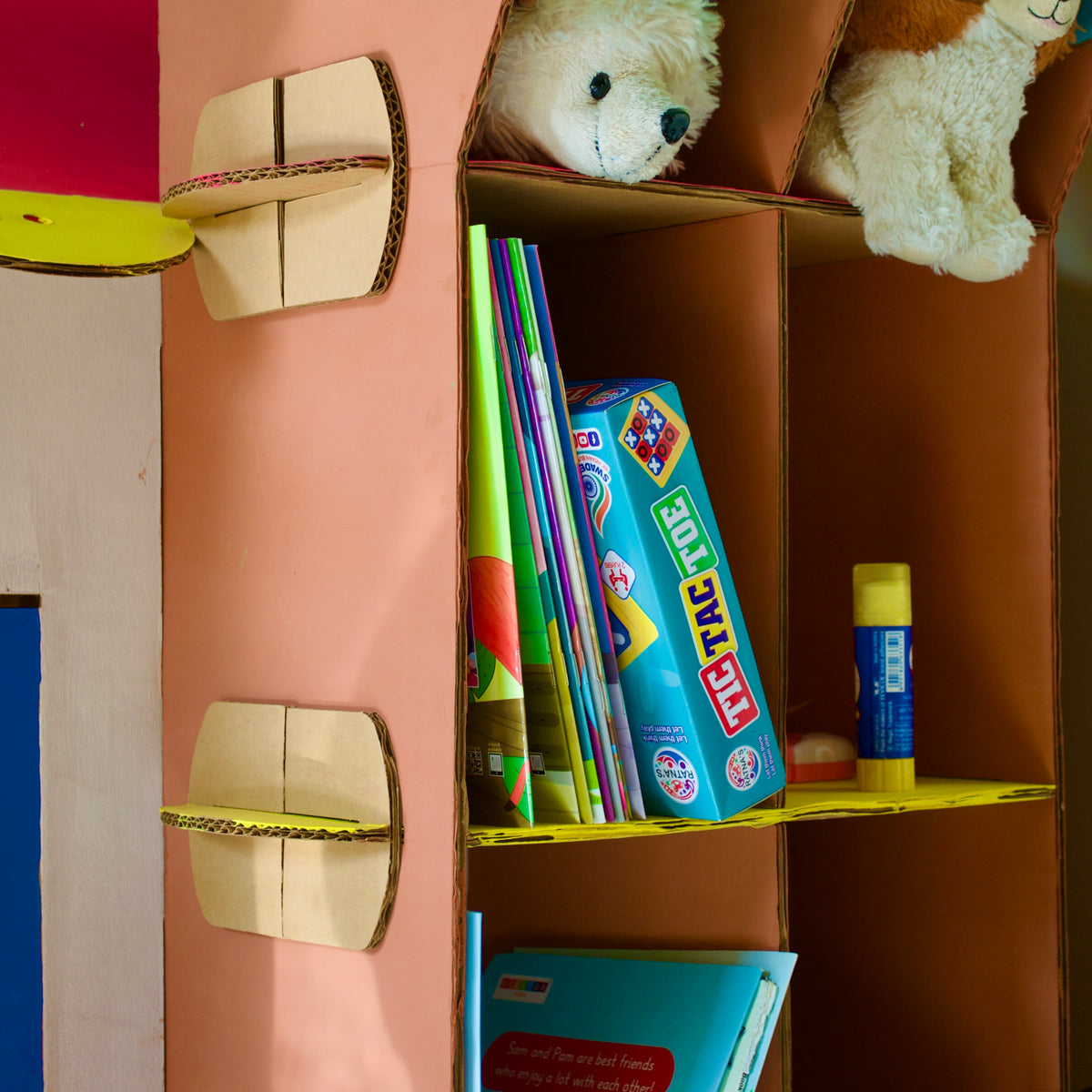 Bookshelf built into the tree trunk of the DUDUK Tree House