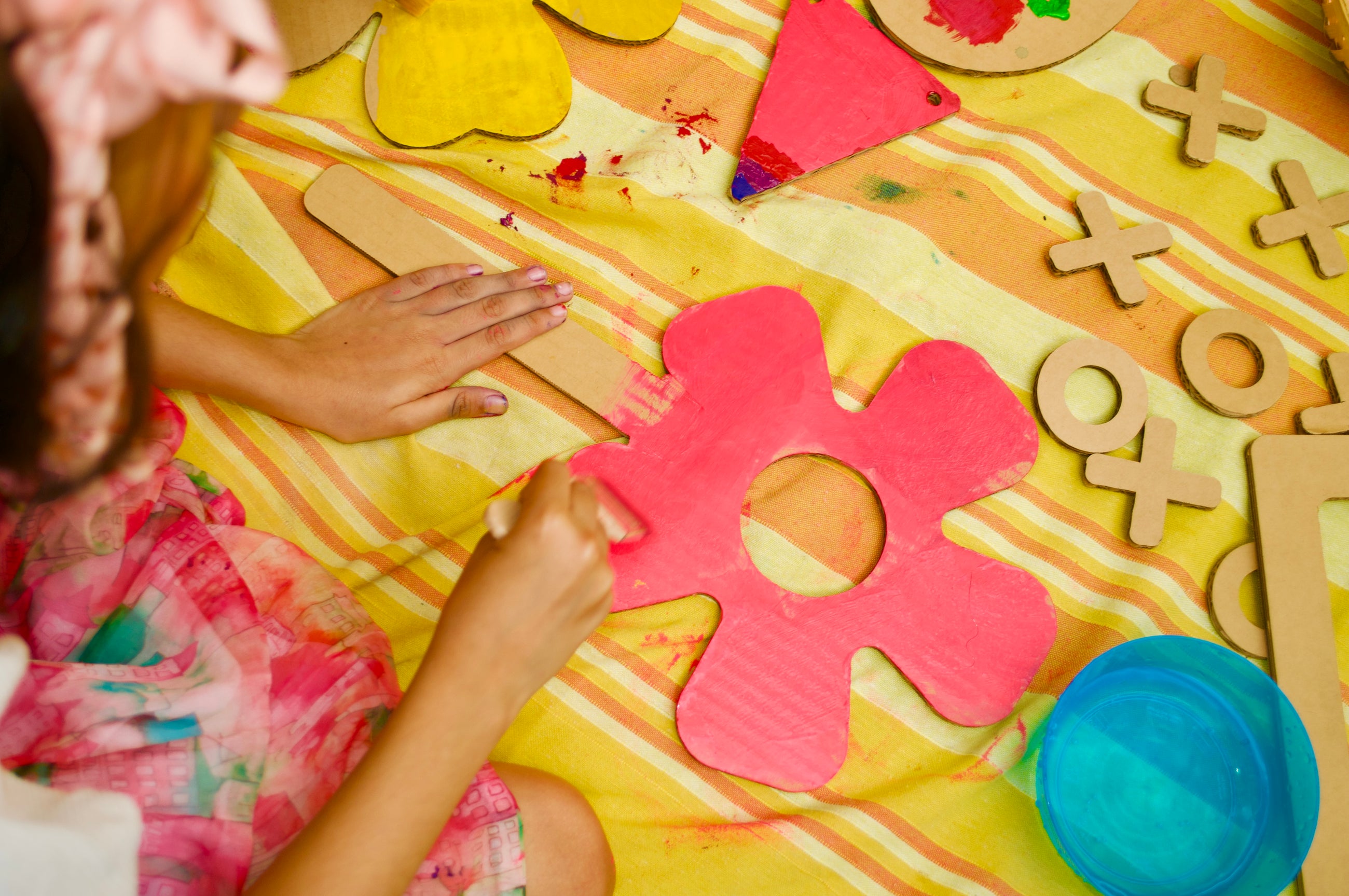 Child painting a flower kit from decor with bright colors,Child Painting Flower Shape,Play Ideas / Gallery,